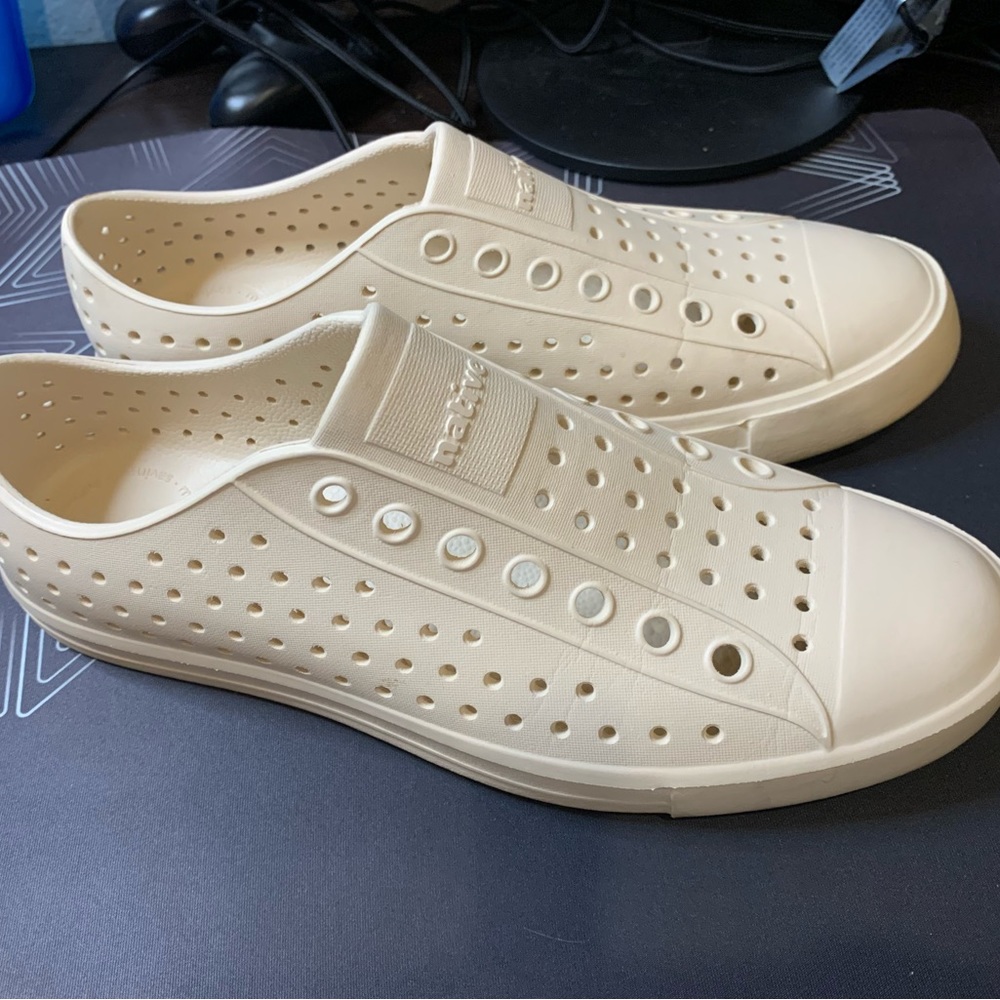 Native Jefferson unisex size M7/W9 adult size. Color beige